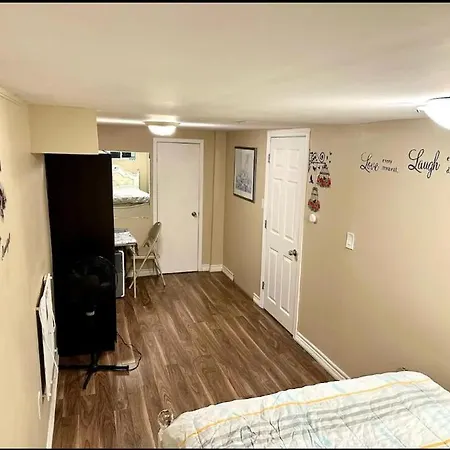 A Room With Tv & Netflix In Walkout Basement Pickering Exterior photo