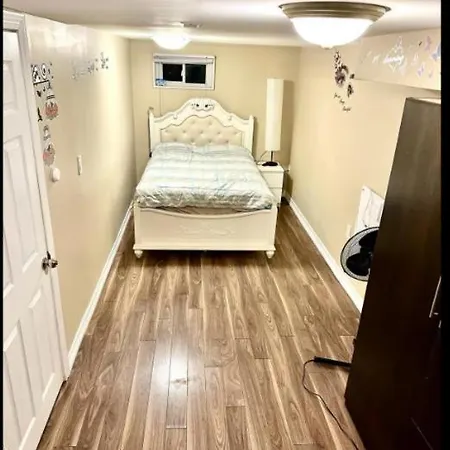 A Room With Tv & Netflix In Walkout Basement Pickering Exterior photo