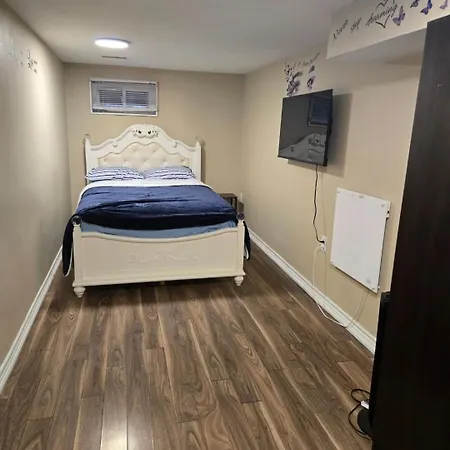 A Room With Tv & Netflix In Walkout Basement Pickering Room photo