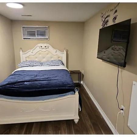A Room With Tv & Netflix In Walkout Basement Pickering Room photo
