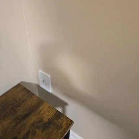 A Room With Tv & Netflix In Walkout Basement Pickering Room photo