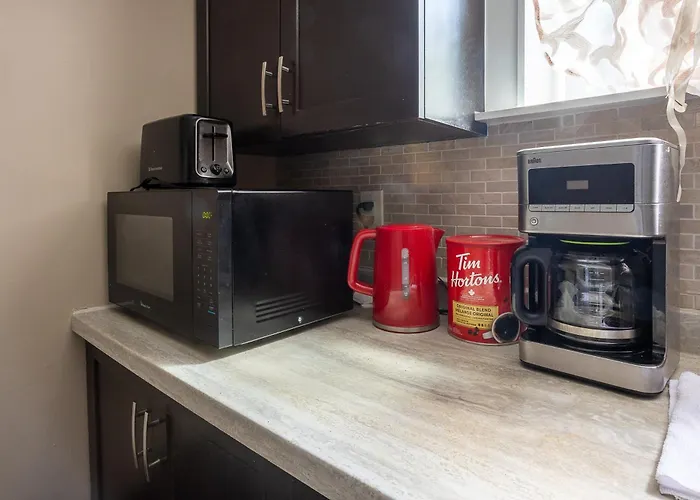 A Room With Tv & Netflix In Walkout Basement