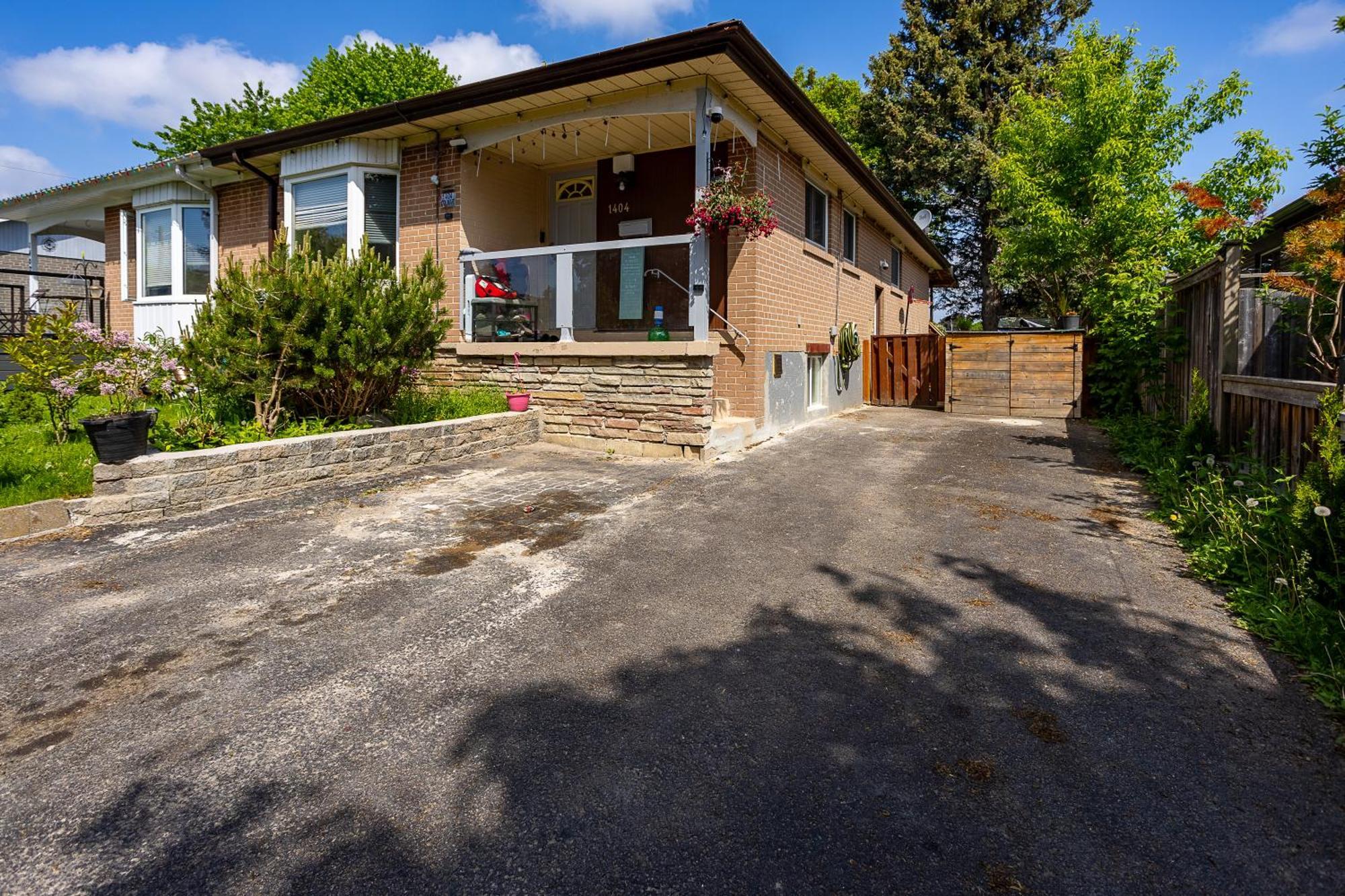 A With Tv & Netflix In Walkout Basement * Pickering