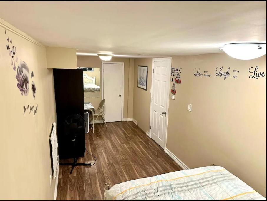 Séjour chez l'habitant A With Tv & Netflix In Walkout Basement