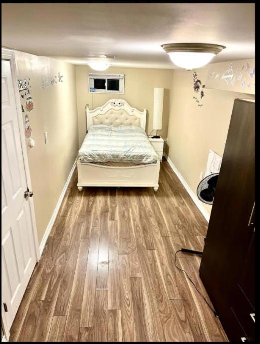 Homestay A With Tv & Netflix In Walkout Basement Pickering
