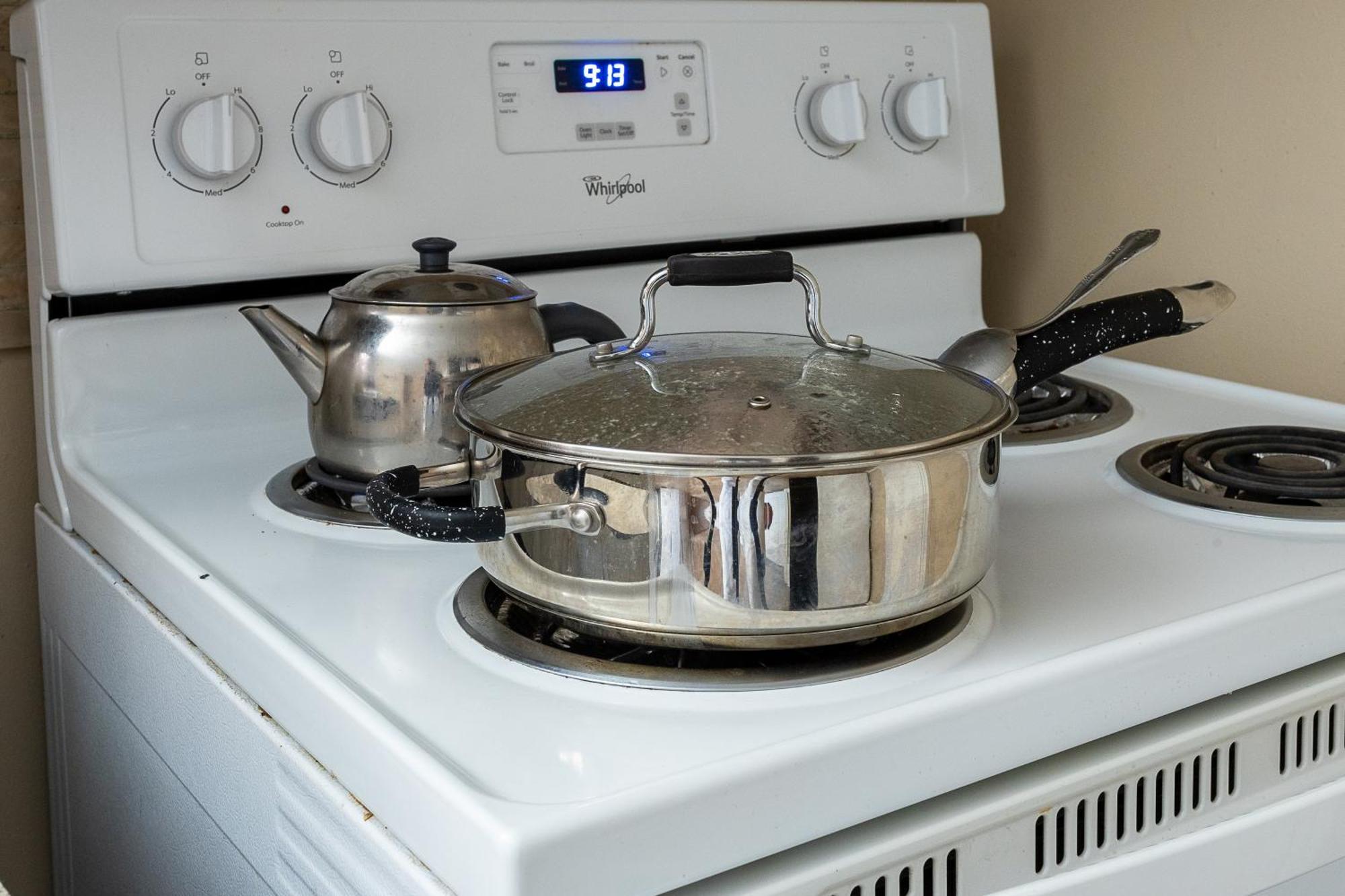 A With Tv & Netflix In Walkout Basement Homestay Pickering