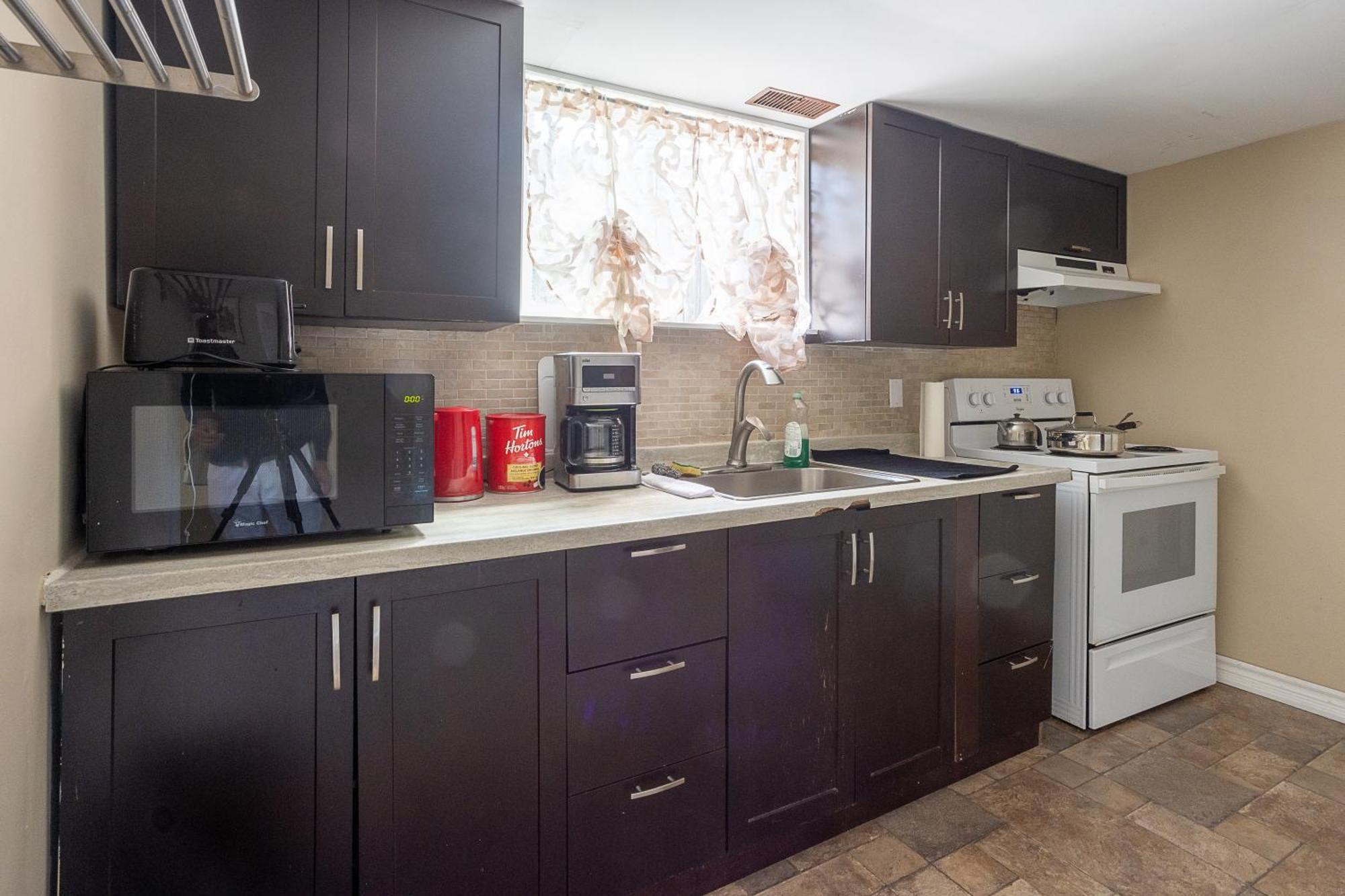 A With Tv & Netflix In Walkout Basement Séjour chez l'habitant Pickering