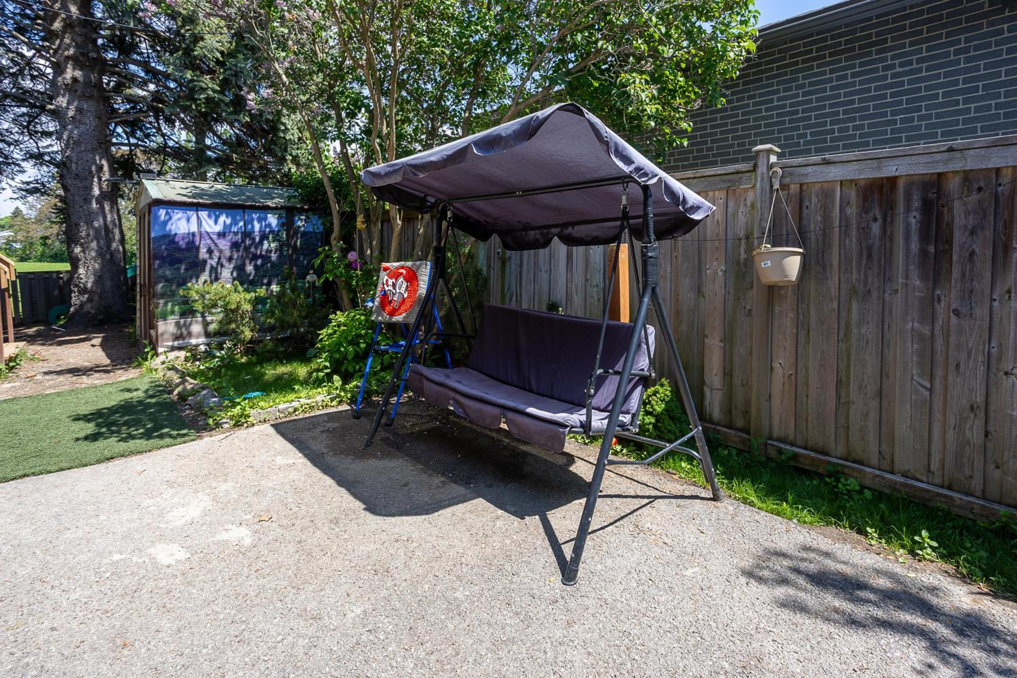 A With Tv & Netflix In Walkout Basement Pickering
