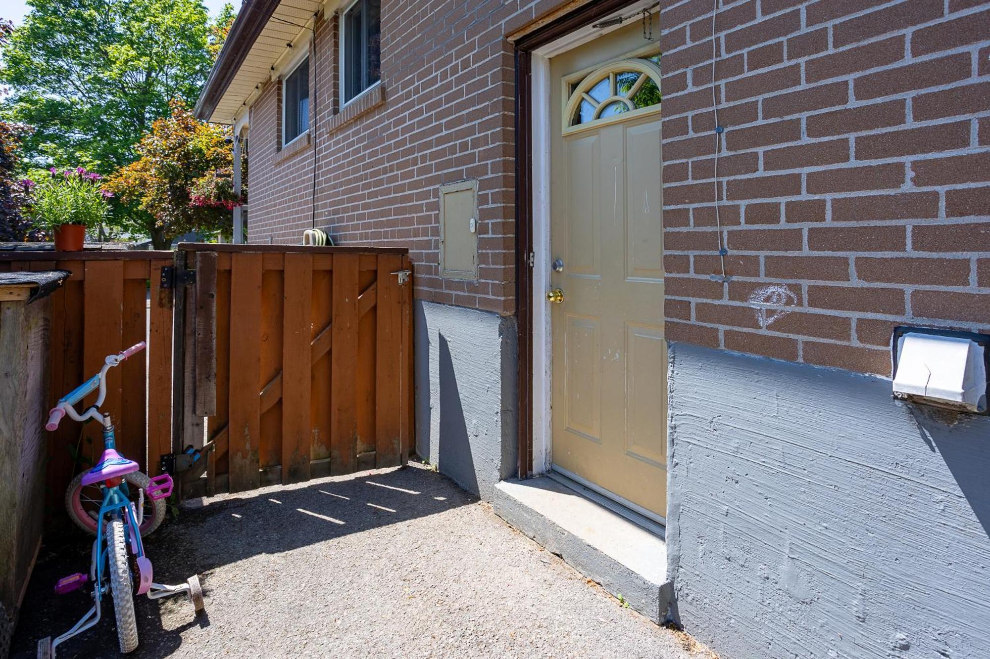 Homestay A With Tv & Netflix In Walkout Basement Pickering